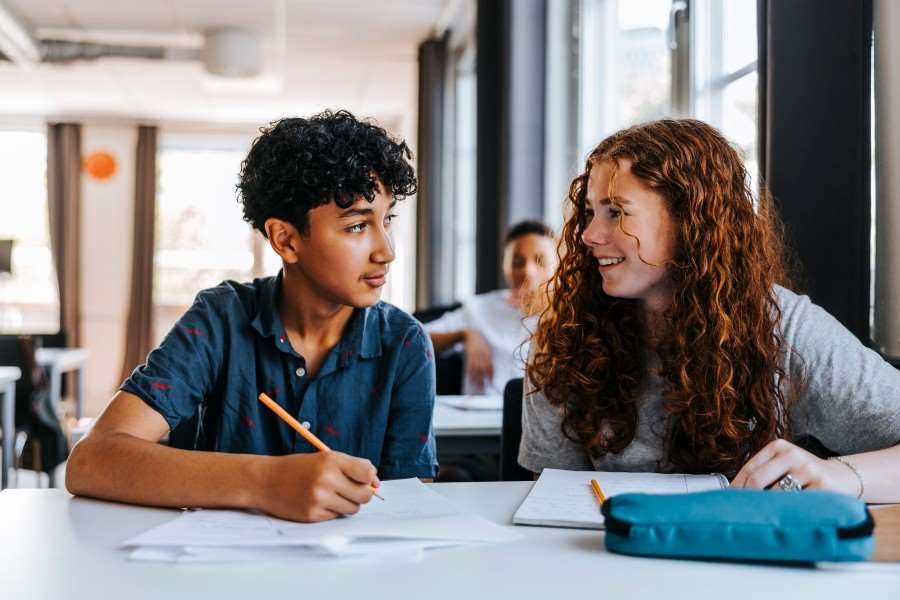 Elever som skriver poesi. Foto: Johnér.r