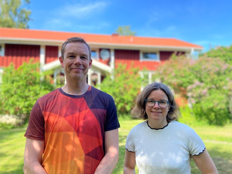 En leende man och kvinna.