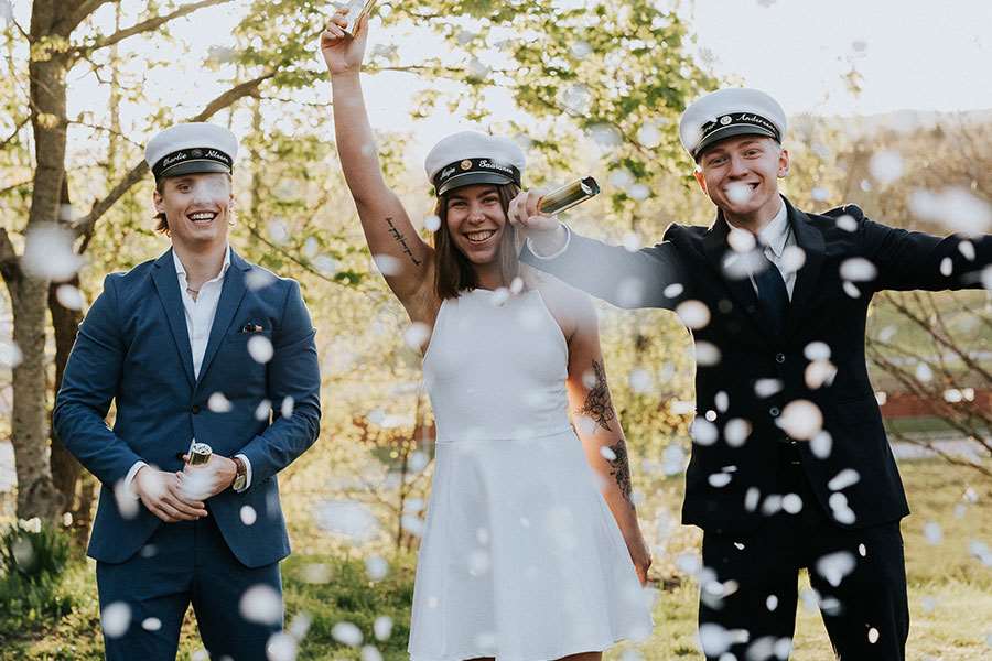 Elever som tar studenten firar med konfetti