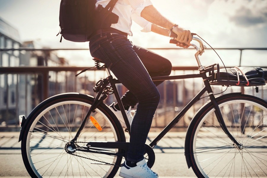 Närbild av en cyklist på en bro