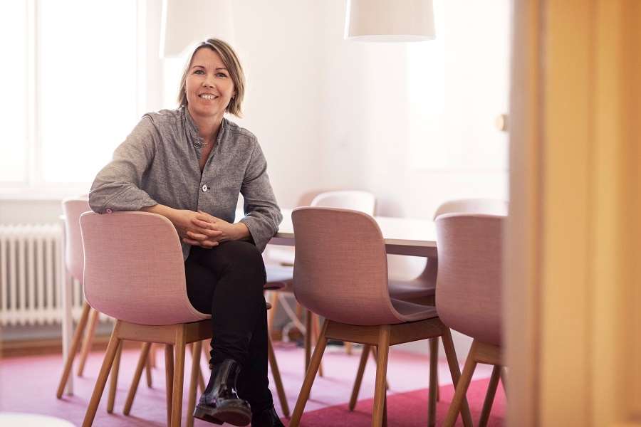Kristina Ehrstedt på Karavan landskapsarkitekter i företagets kontor.