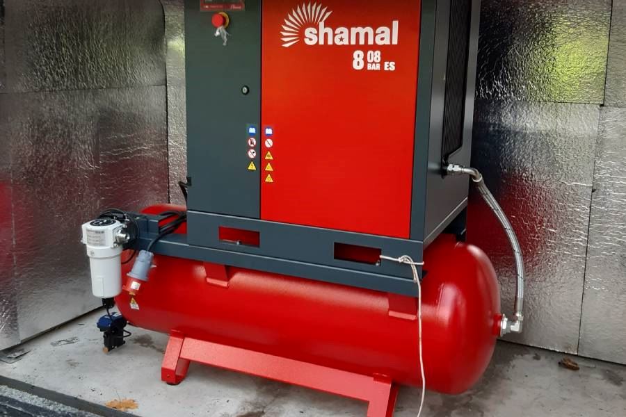 I ett litet hus finns kompressorn som trycker ut luft i slangen