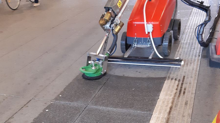 Nytvättad och ren gatsten i centralpassagen vid centralstationen i Uppsala.