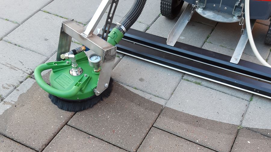 Gatstenen blir ren och fin under tvättrobotens gröna borstarm.