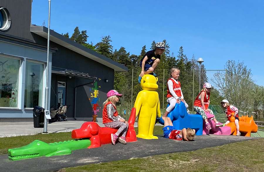 Förskolebarn klättrar på konstverket Parad på Ramsta förskolas gård