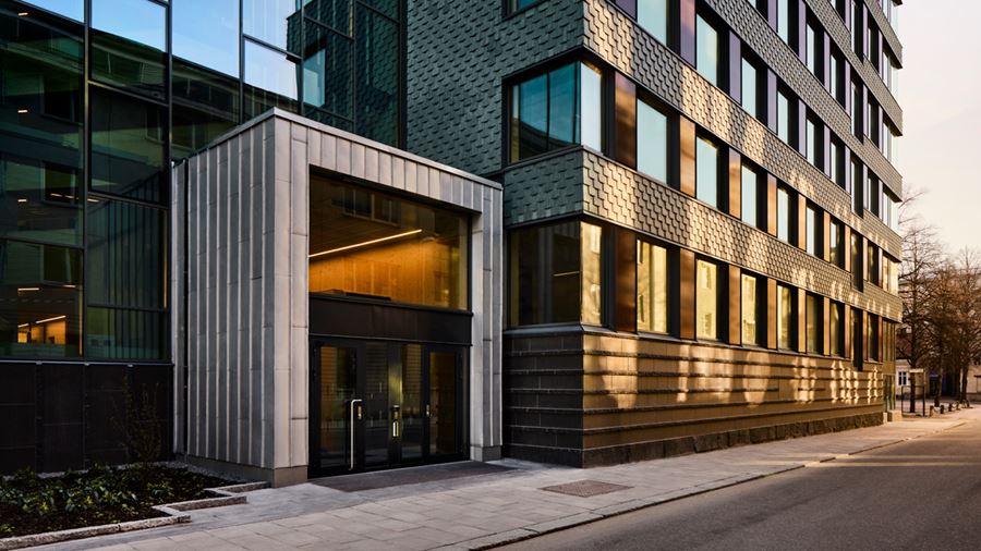 Lumi - exteriör fasad med entré.