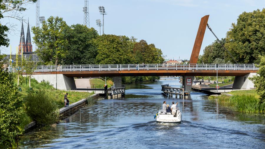 Tullgarnsbron nedfälld över Fyrisån en sommardag med båttrafik.