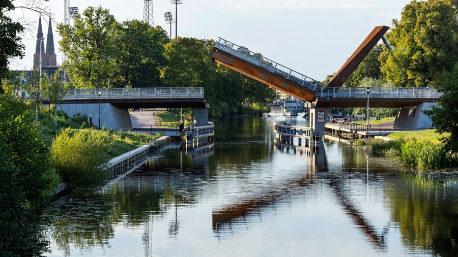 Tullgarnsbron på väg att fällas upp.