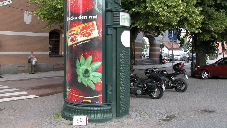 Offentlig toalett med reklamutrymme.