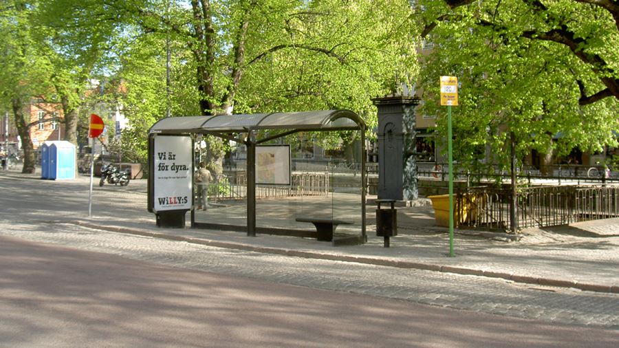 V&#228;derskydd vid bussh&#229;llplats med plats f&#246;r reklam och samh&#228;llsinformation.