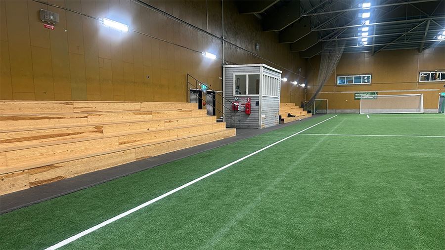 Läktare och konstgräsplan inomhus