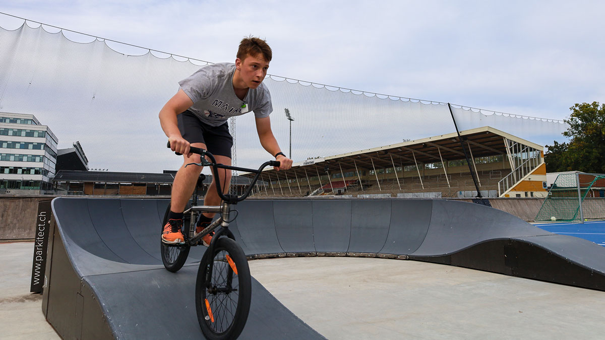 Kille cyklar i pumptrackbanan.