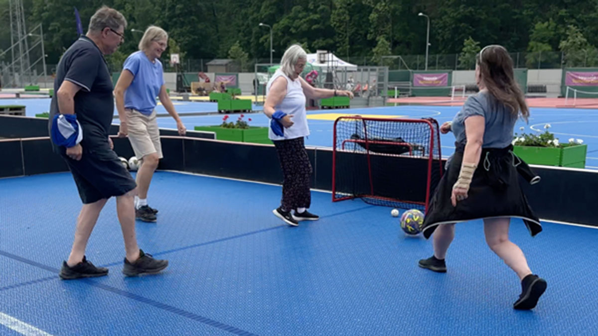 Ett gäng äldre som spelar gåfotboll.