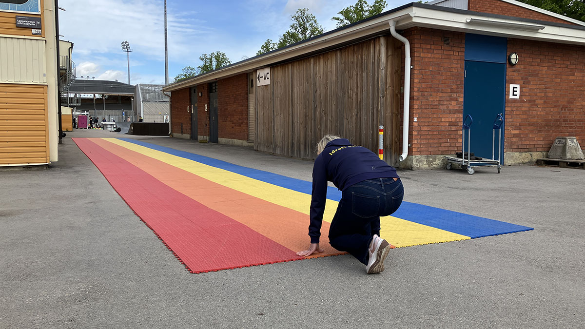 Tjej på startlinjen på löparbanan.