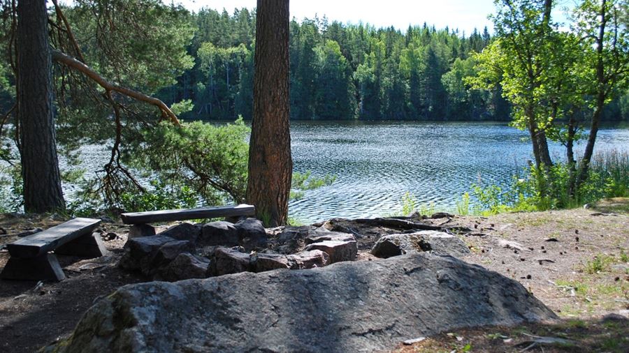 En grillplats vid Fjällnora naturistbad.