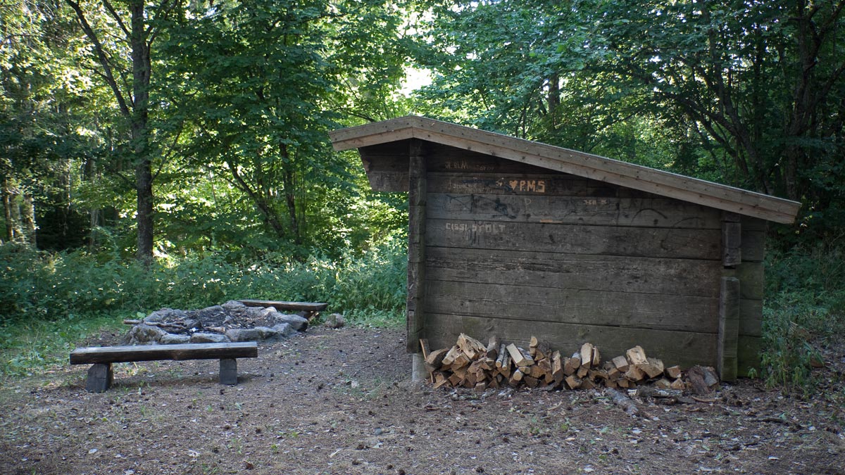 En grillplats och ett vindskydd vid Hosjöbadet.