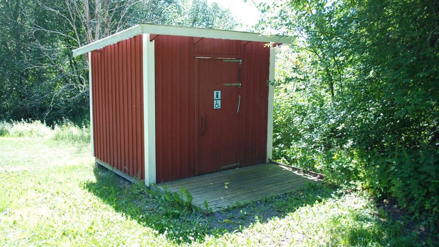 RWC-toalett/omklädningshytt vid Skyttorps badplats.