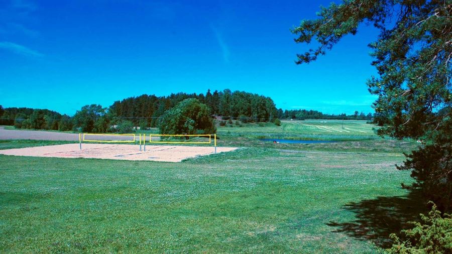Två beachvolleybollplaner vid Storvretabadet.