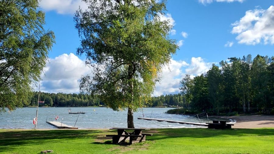 Brygga vid sjö