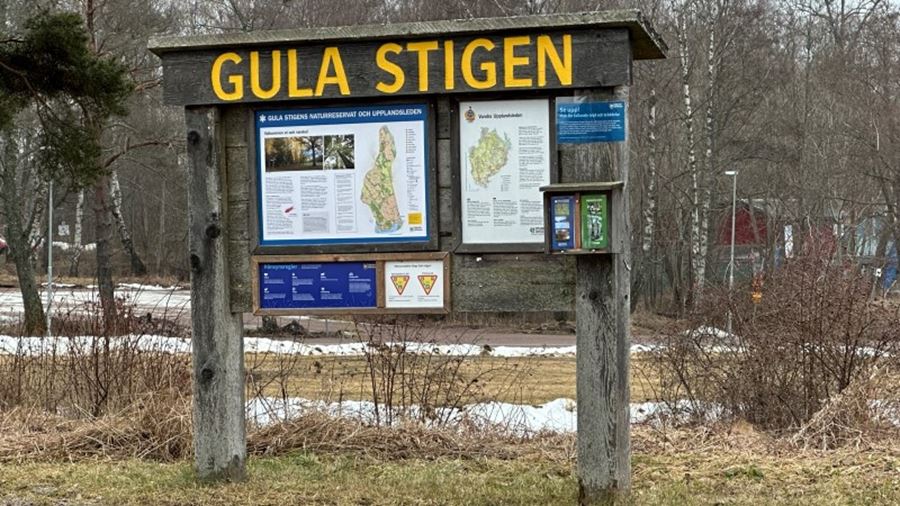 En informationstavla vid Gula stigen.