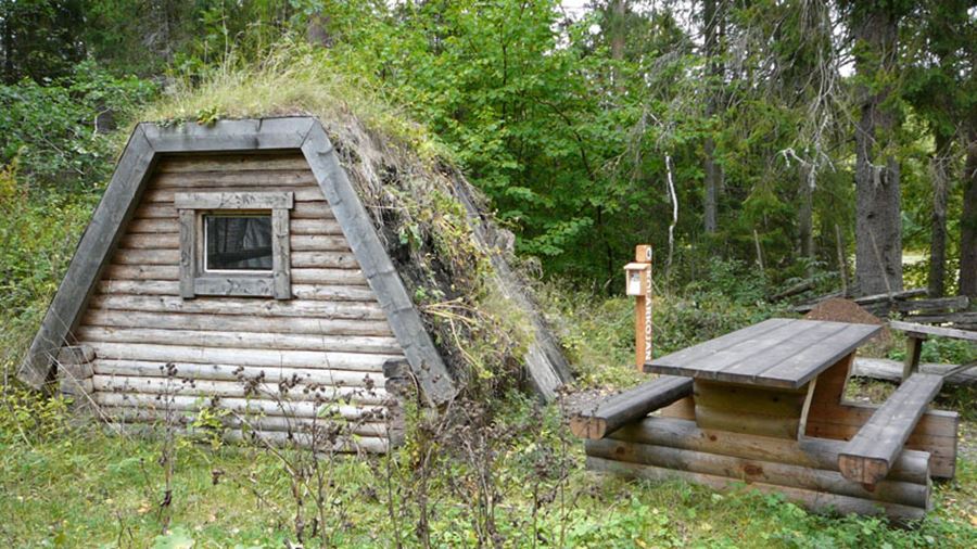 Kolarkojan i Fjällnora med bord av trä intill.