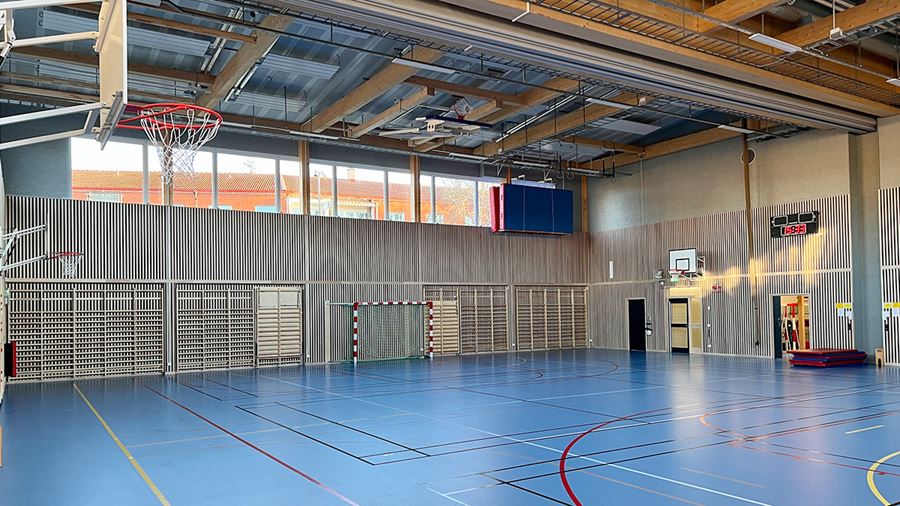 Idrottshall med blått golv