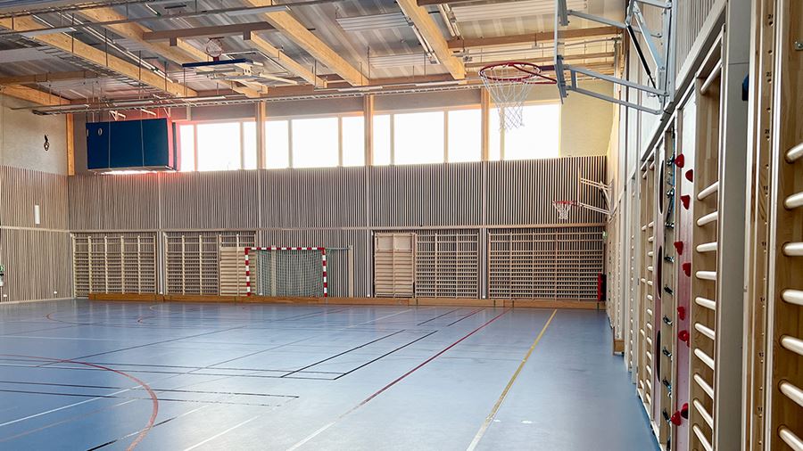 Idrottshall med ribbstolar längs väggarna