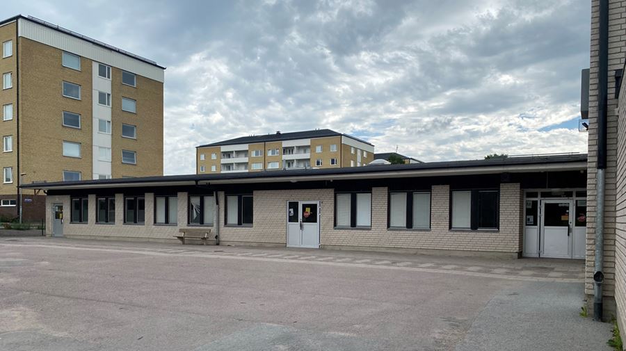 Exteriörbild Fredrika Bremerskolans idrottshall.
