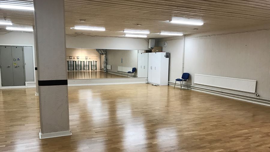 Hall G i Fyrishov används oftast för luftpistolskytte, men även som danssal.