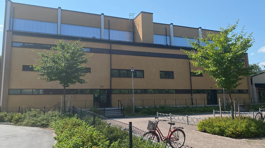 Exteriörbild Katedralskolans idrottshall.