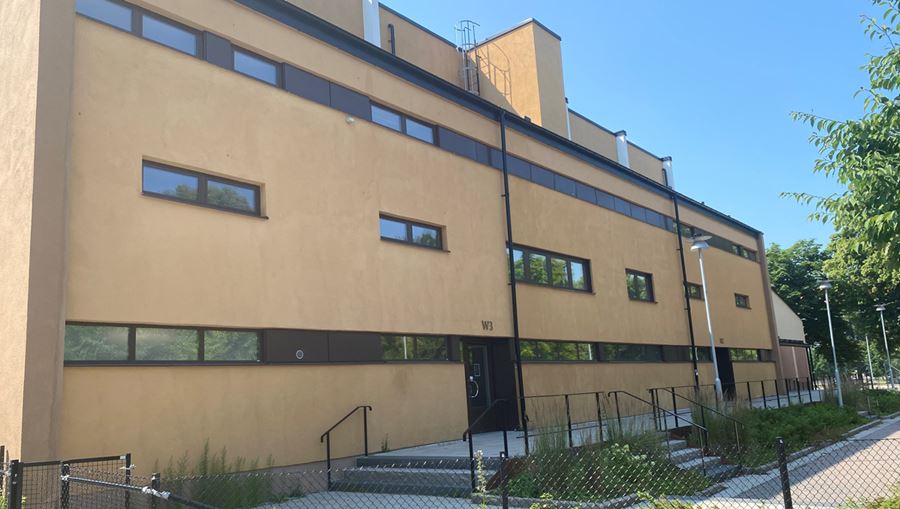 Exteriörbild Katedralskolans idrottshall.