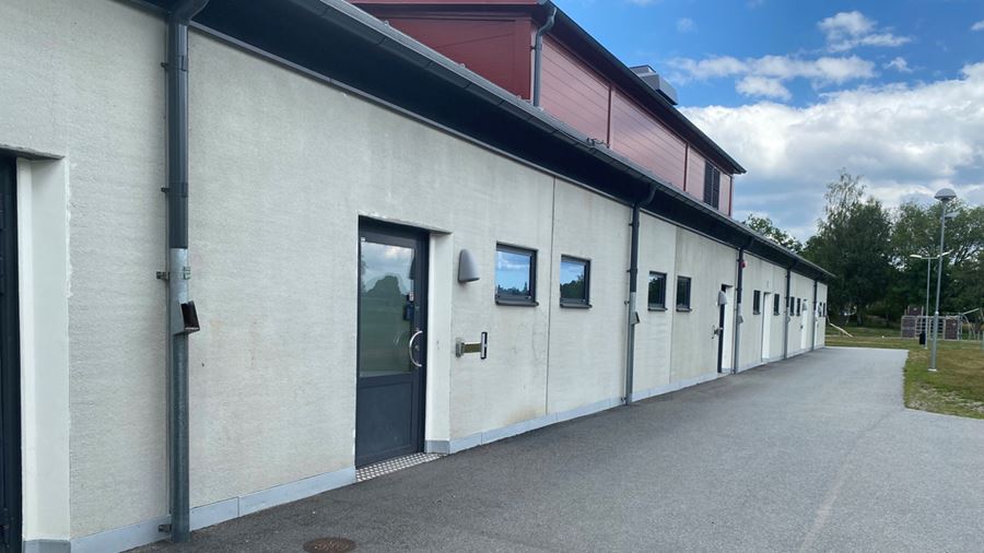 Exteriörbild Knutby skolas idrottshall.