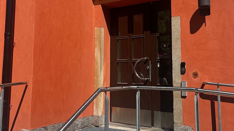 Dörr på utsidan av gymnastikhall