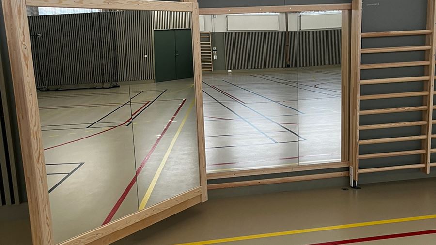 Speglar och ribbstol i gymnastikhall