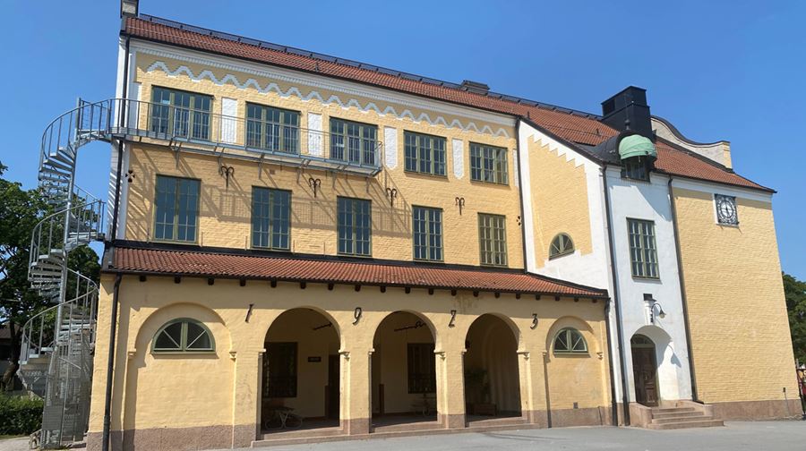 Exteriörbild Sverkerskolans idrottshall.