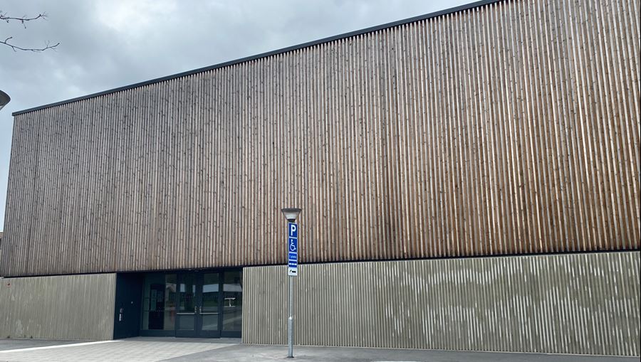Exteriörbild på Tiundaskolans idrottshall.