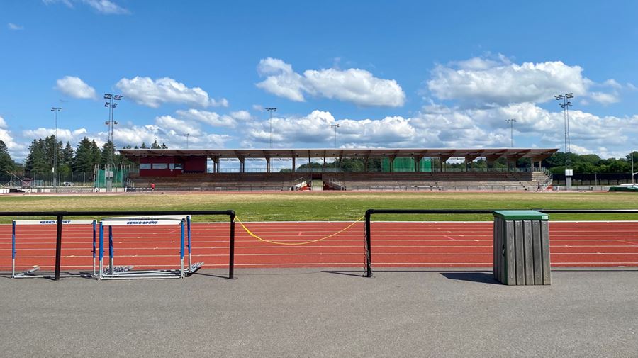 Löparbana i förgrunden, Uppsala fridrottsarena