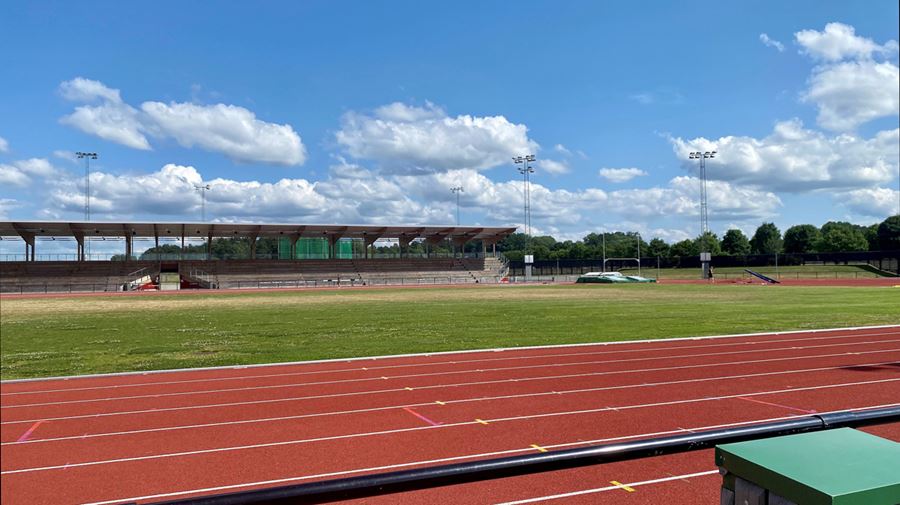 Gräsplan och löparbana Uppsala friidrottsarena