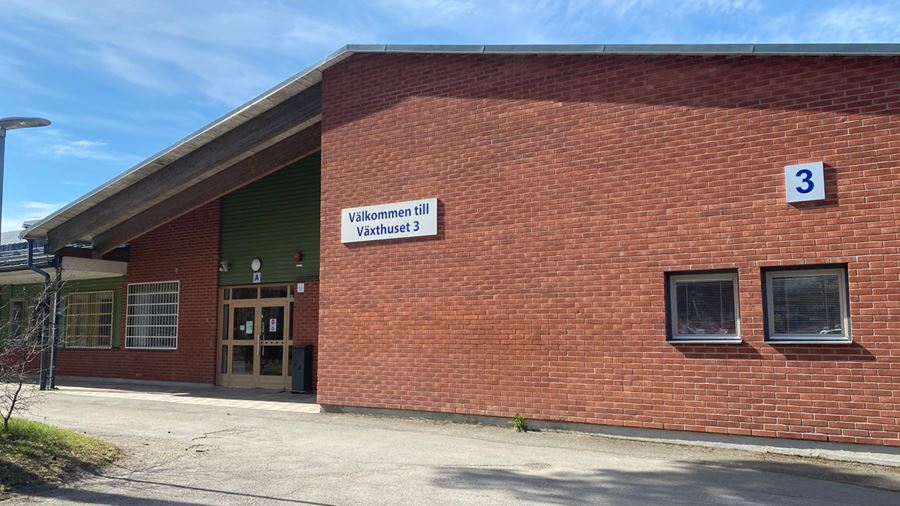 Exteriörbild på Växthusets idrottshall. En brun tegelbyggnad.