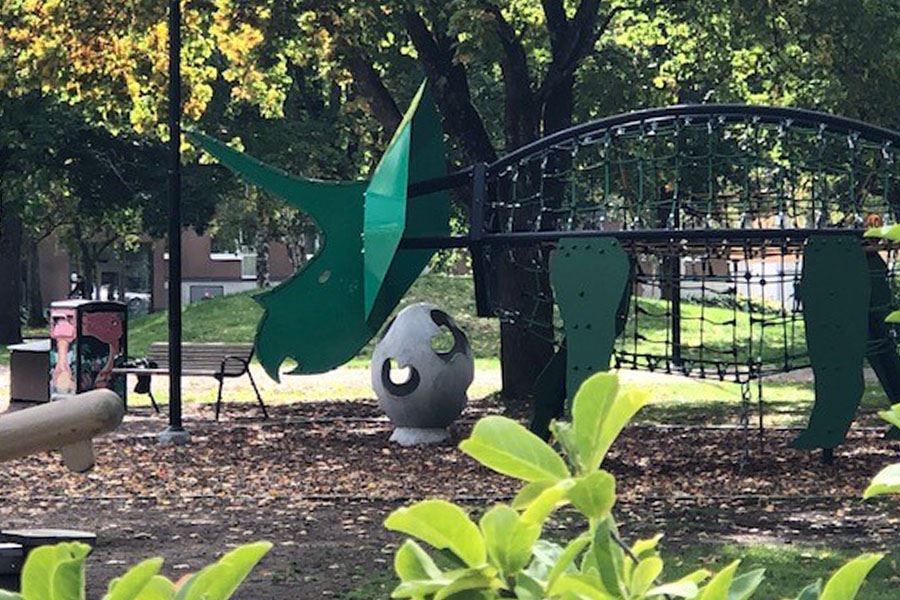 Batteriparken dinosaurieklätter och ägg