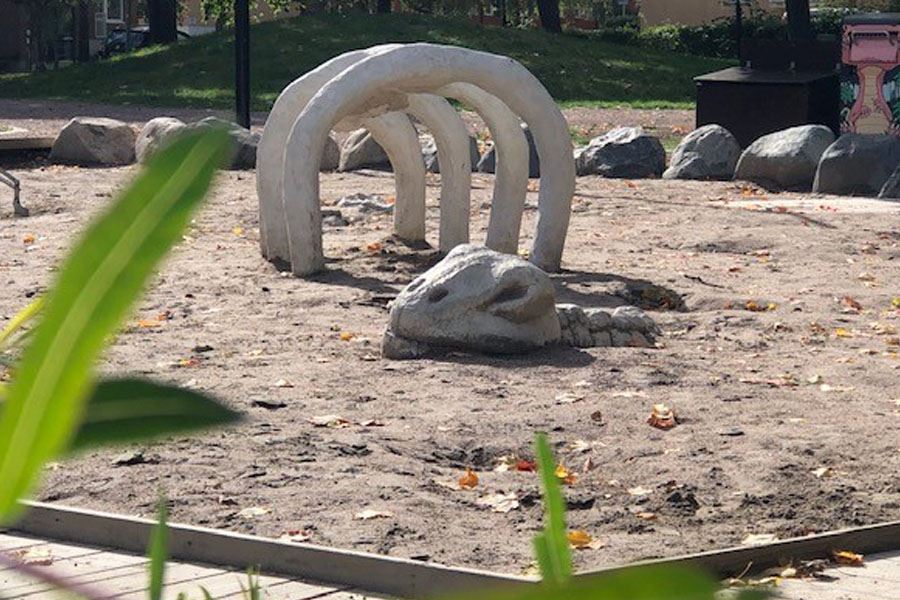 Batteriparken dinosaurieskelett sandlåda