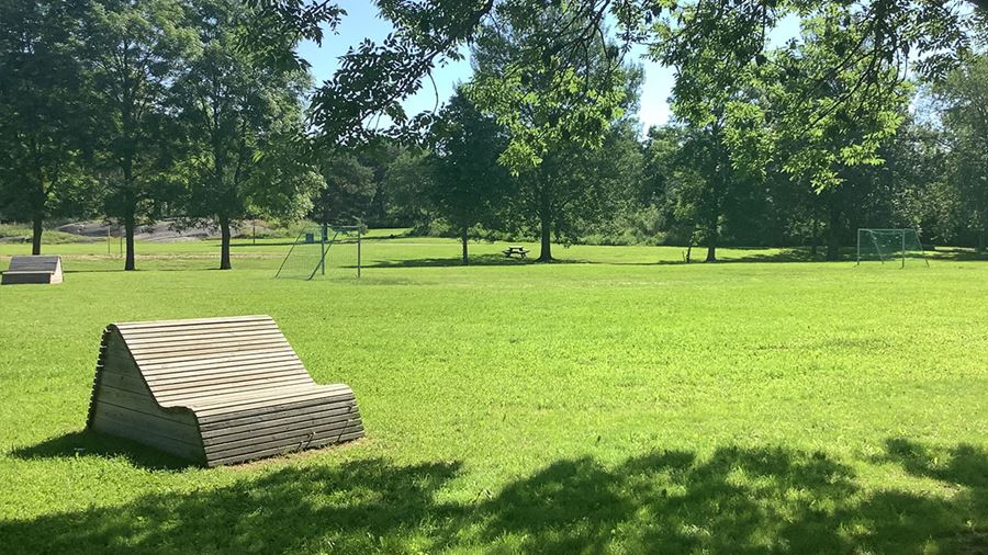 Flogstaparkens lekplats fotbollsplan och solsoffa