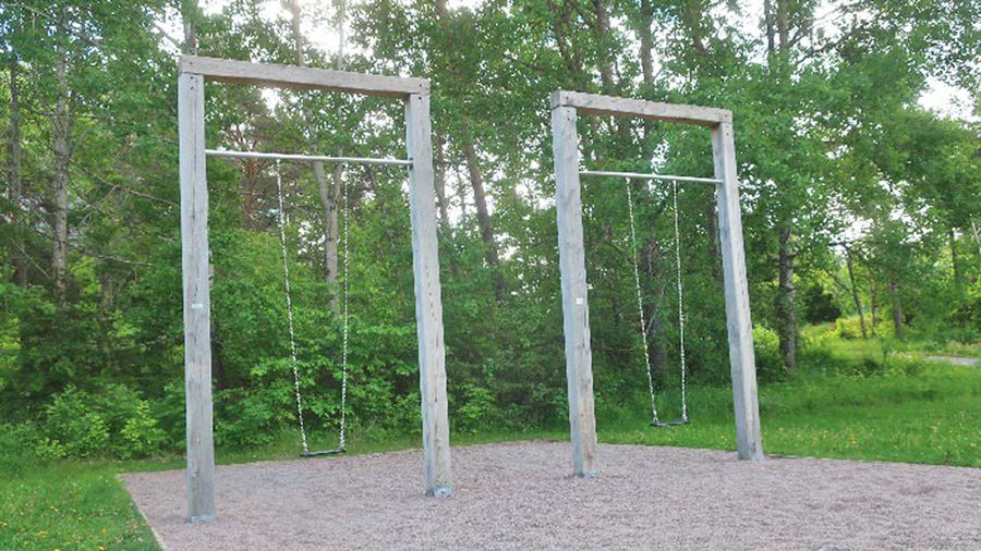 Flogstaparkens lekplats höga gungor