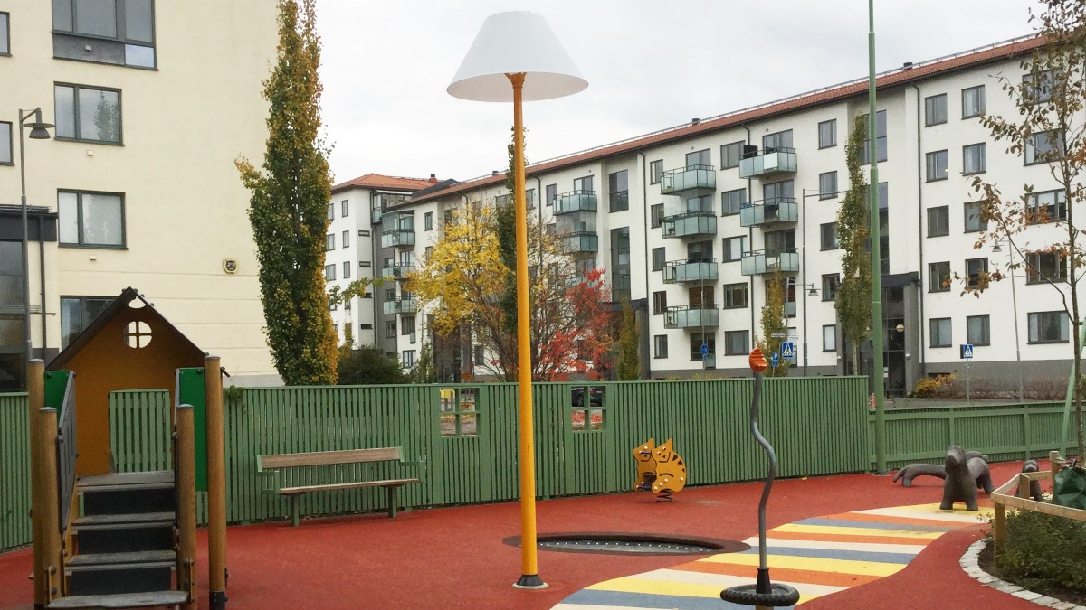 Klätterhus, gunga och lampa i Portalparkens lekplats.