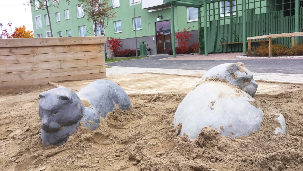 Jättekatter i sandlådan i Portalparkens lekplats.