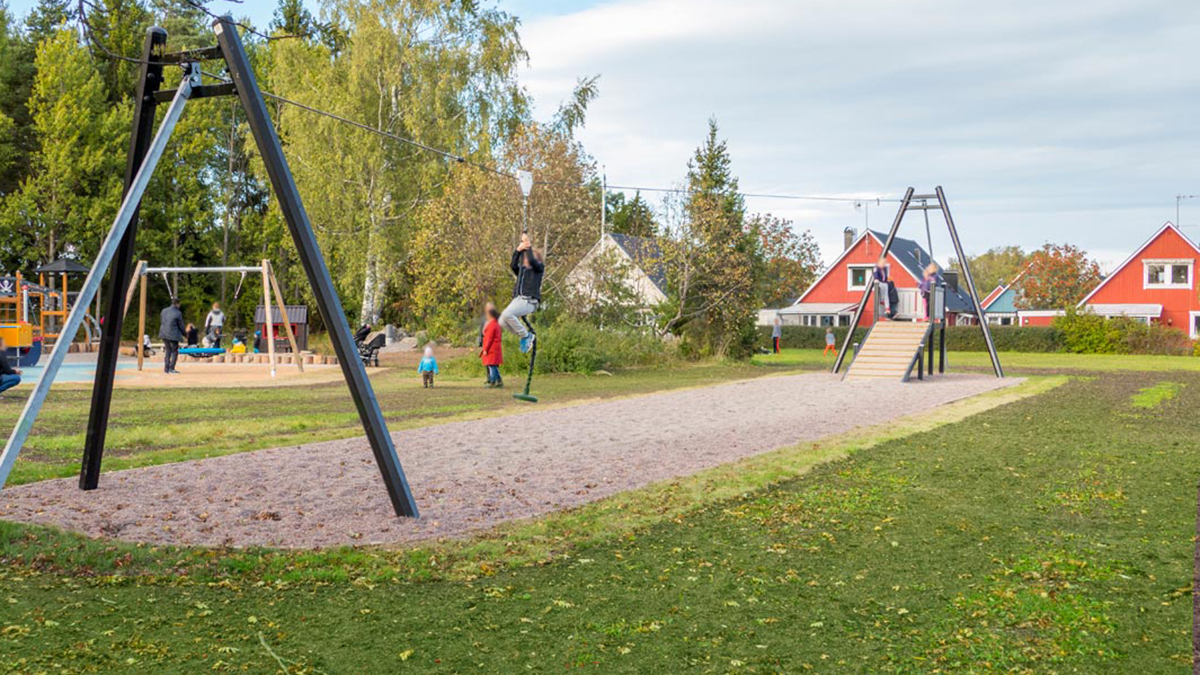 Ett barn åker i linbanan i Rörparken.