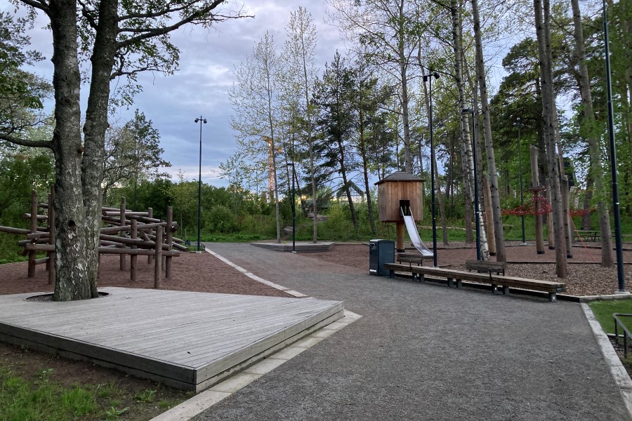 Klätterställning och rutschkana