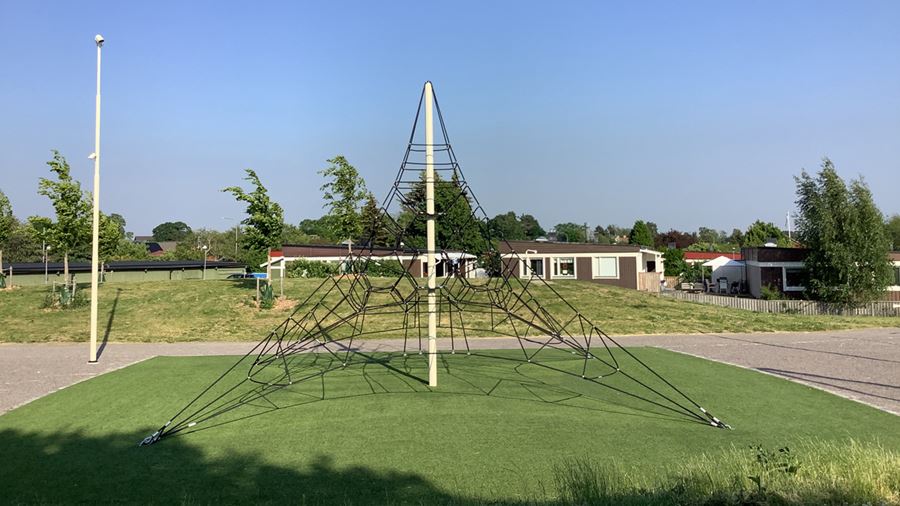 Pyramidformad klätterställning i parken.