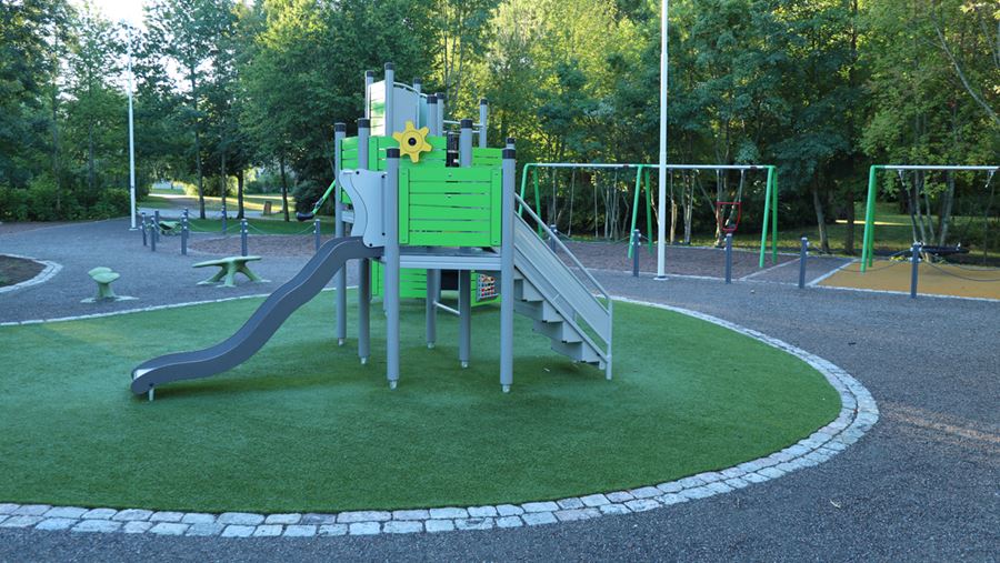 Lek- och klätterställning med rutschkana i Årstaparken.