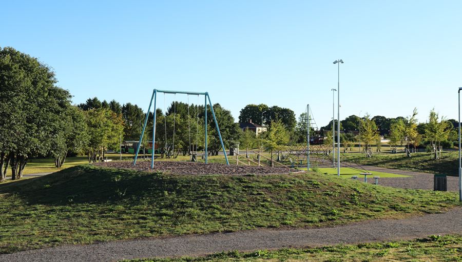 Gung- och klätterställningar i Timjanvägens lekplats i Årstaparken.